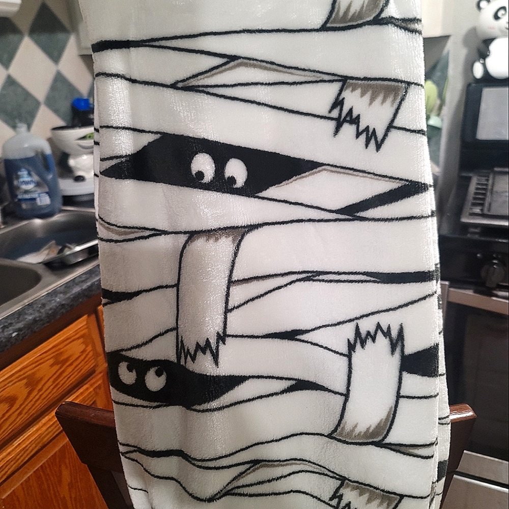 Mummy halloween throw blanket